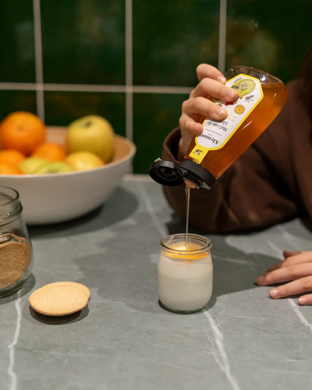 Miel con zumo de limón Alemany sirviéndose sobre yogur natural