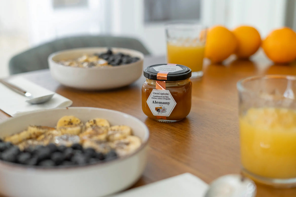 Miel con polen, jalea real y propóleo Alemany en una mesa de desayuno