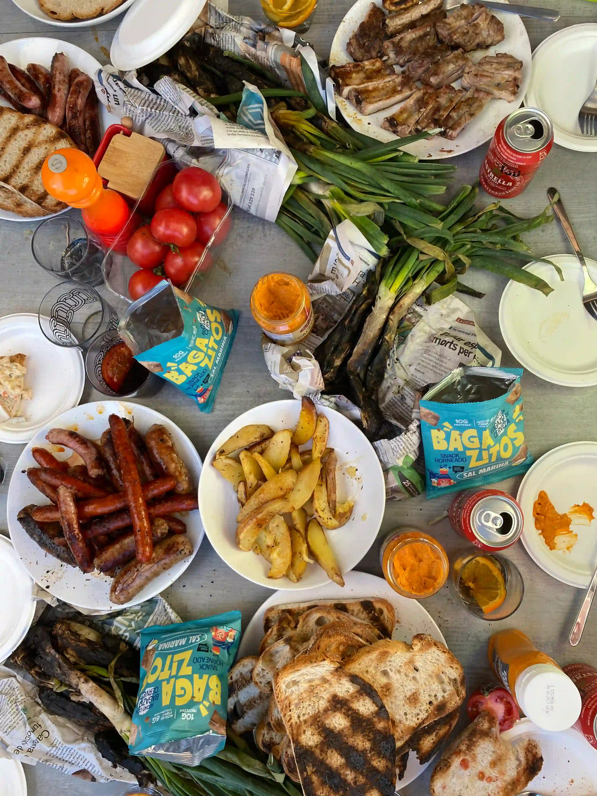 Bagazitos Sal Marina en una mesa de aperitivo con verduras, pan y platos para compartir