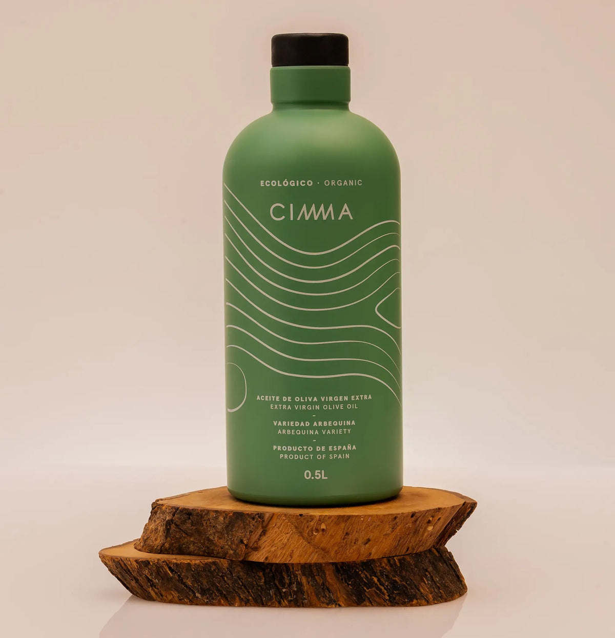 Botella de aceite de oliva virgen extra CIMMA 500 ml con fondo beige y madera