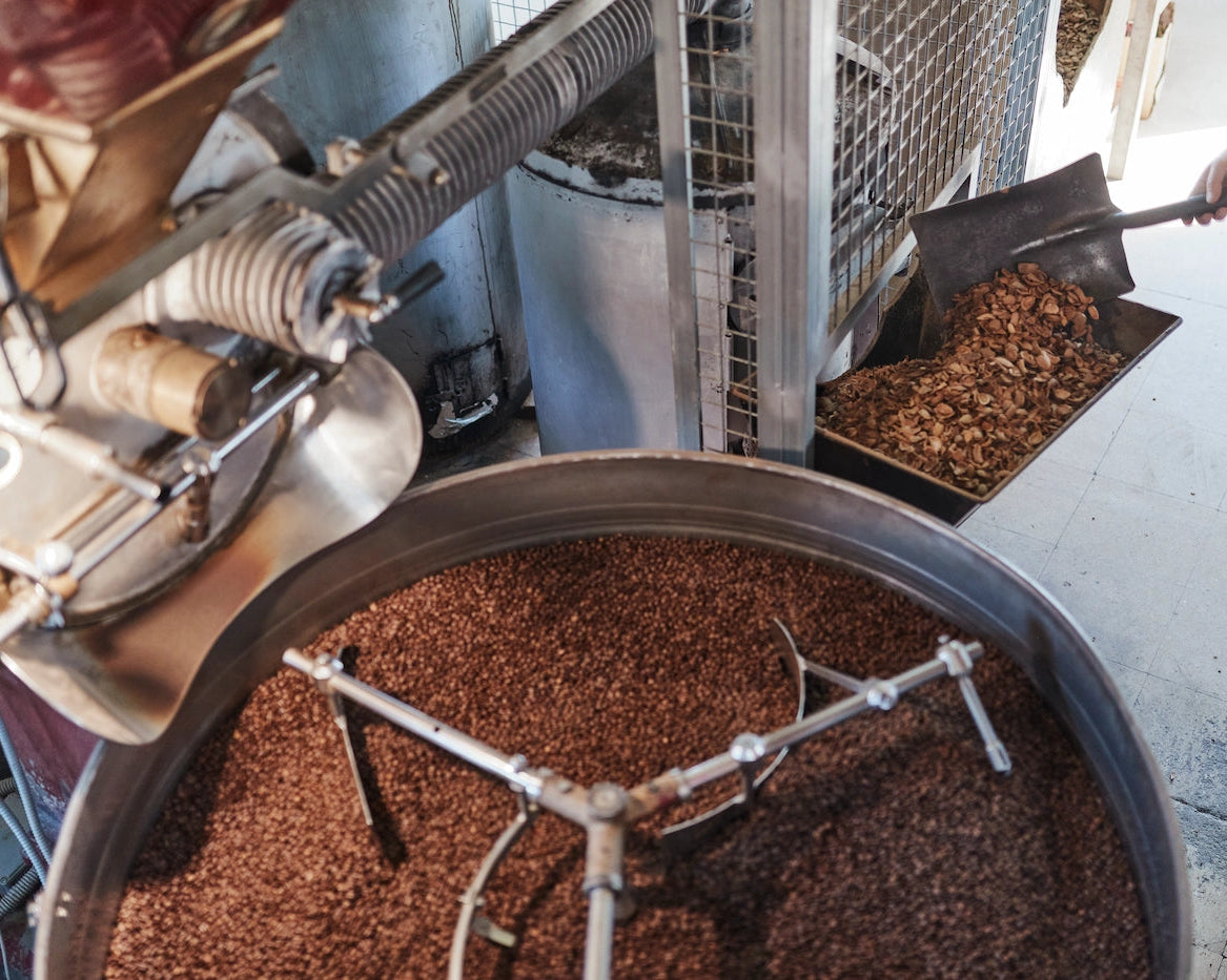 Producció artesanal del cafè Delsams a l'obrador