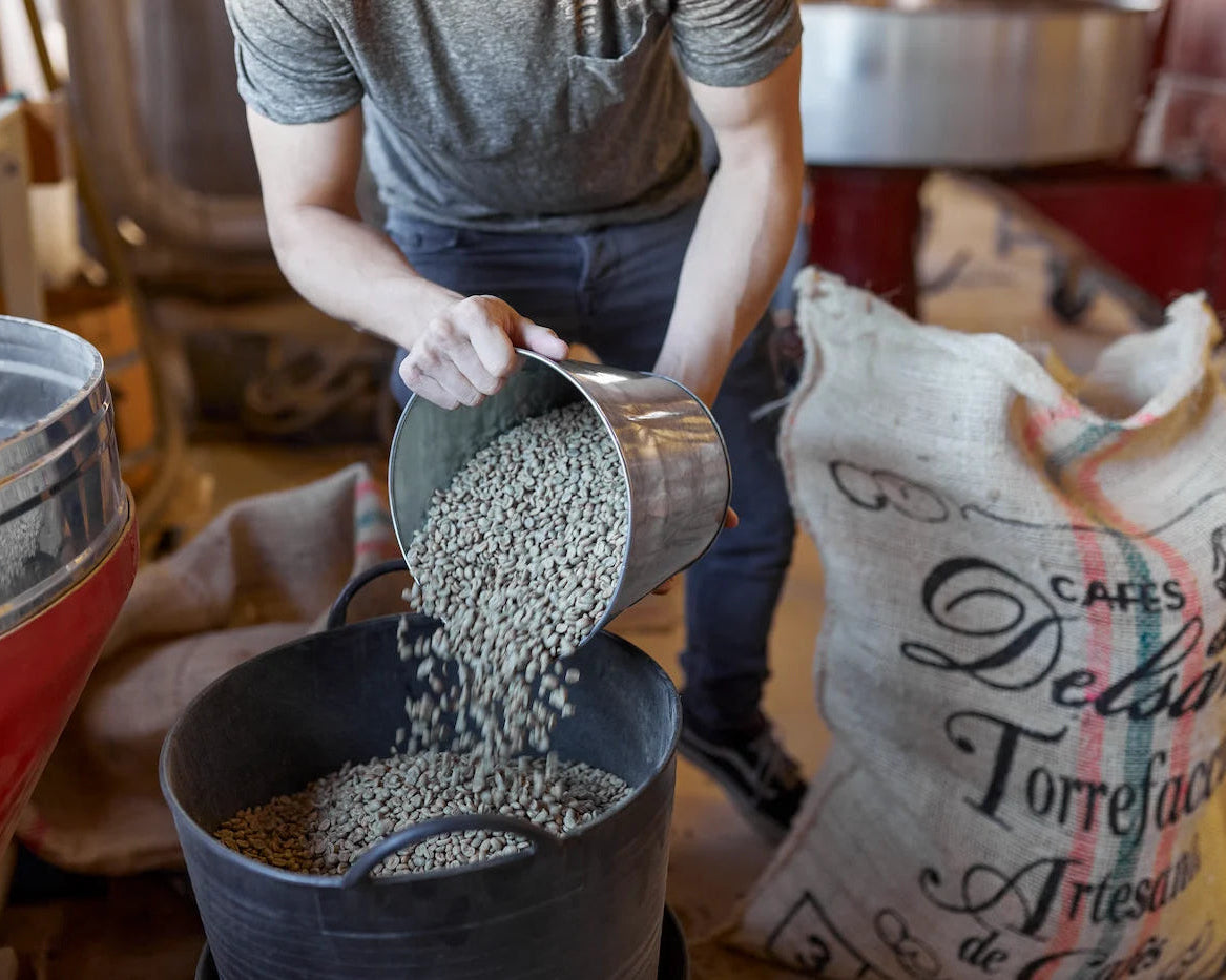 Torrefacció artesanal del cafè Delsams amb llenya i closca d'ametlla