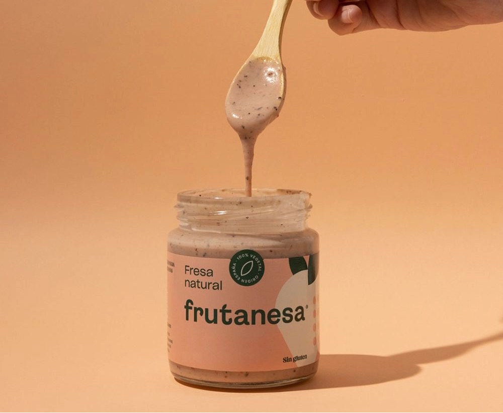 Cucharada de madera salsa frutanesa de fresa natural