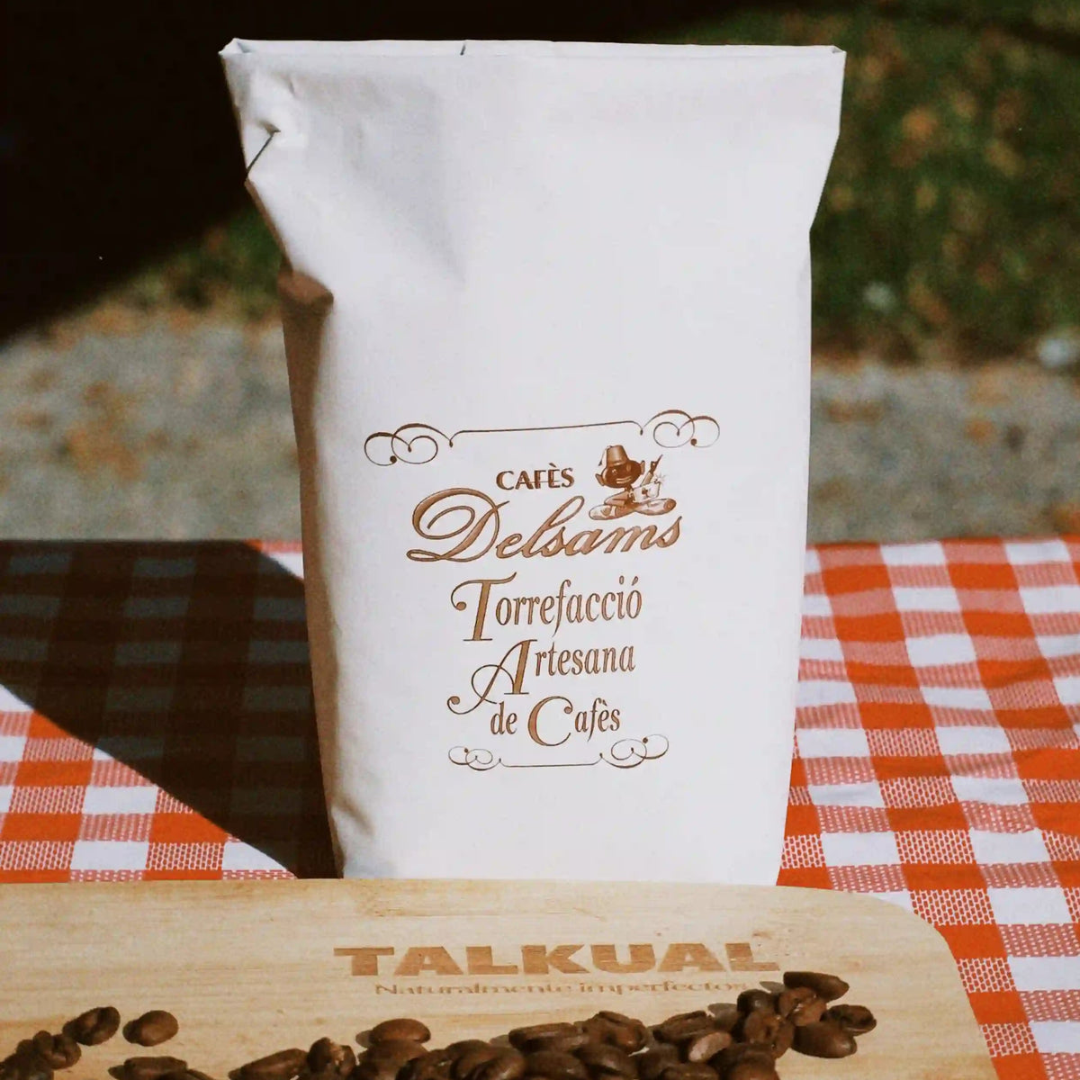 Cafè en gra Delsams 250 g sobre una safata TALKUAL