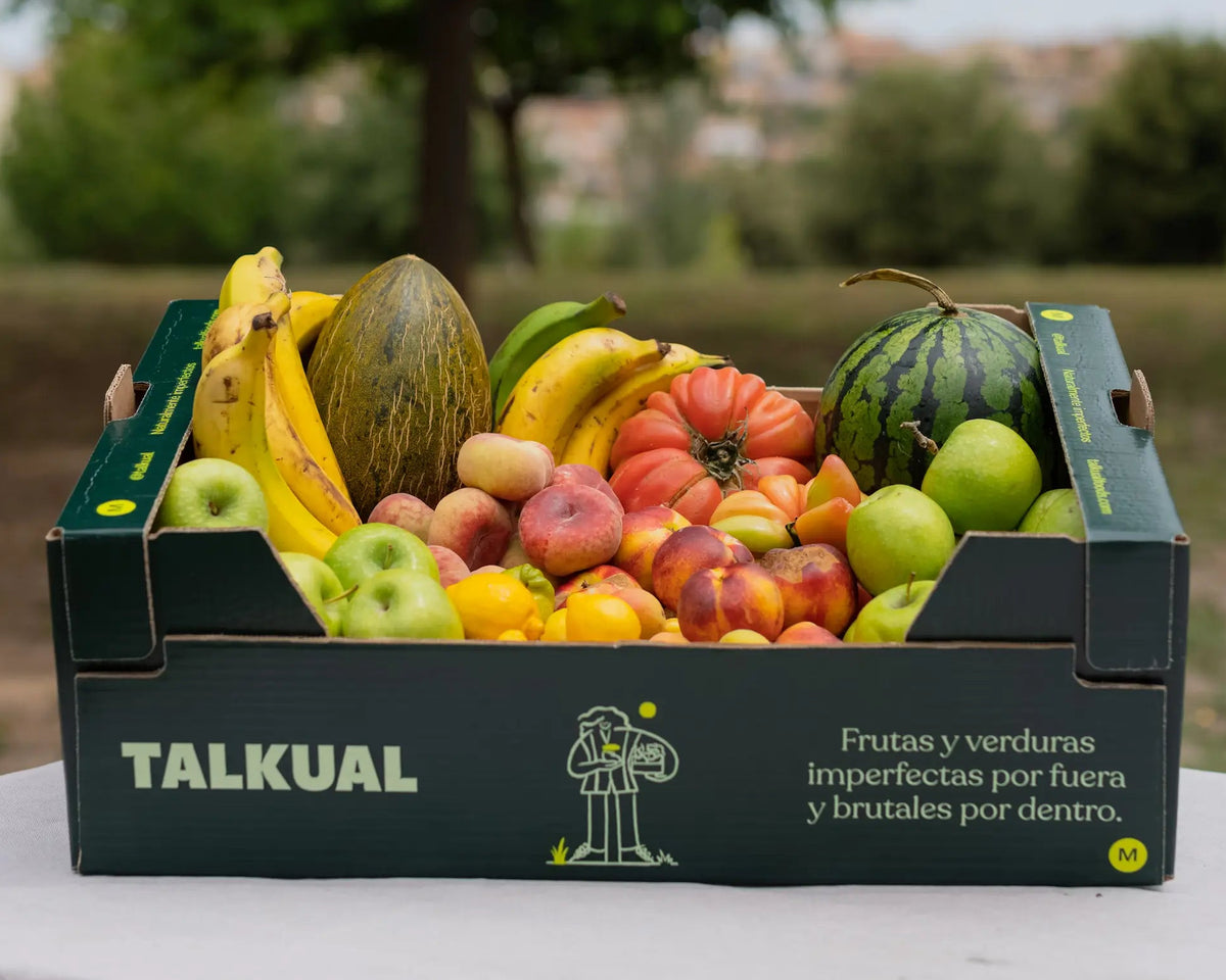 Caixa mitjana de fruita imperfecta de temporada Talkual amb plàtans, meló, síndria i pomes