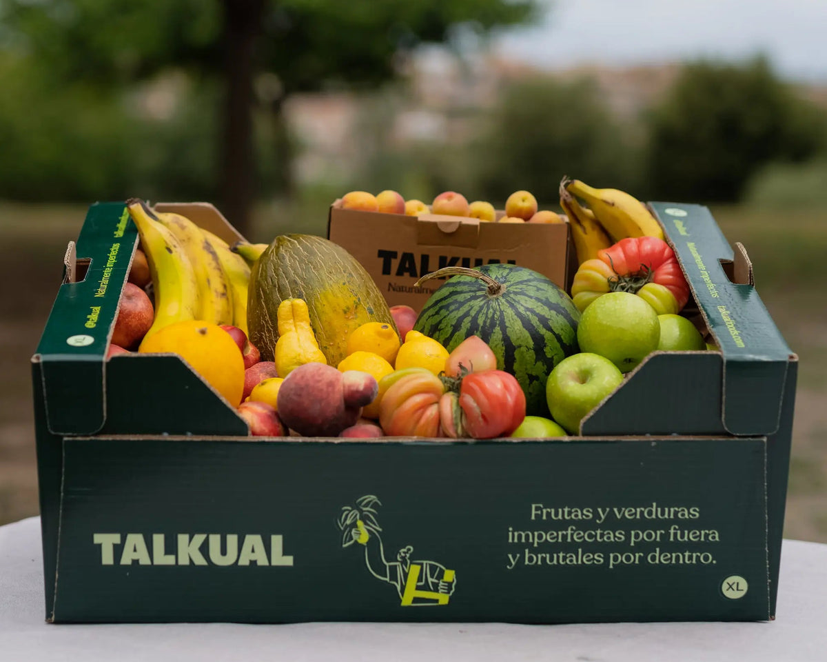 Caixa gran de fruita imperfecta Talkual amb plàtans, meló, síndria, pomes i préssecs