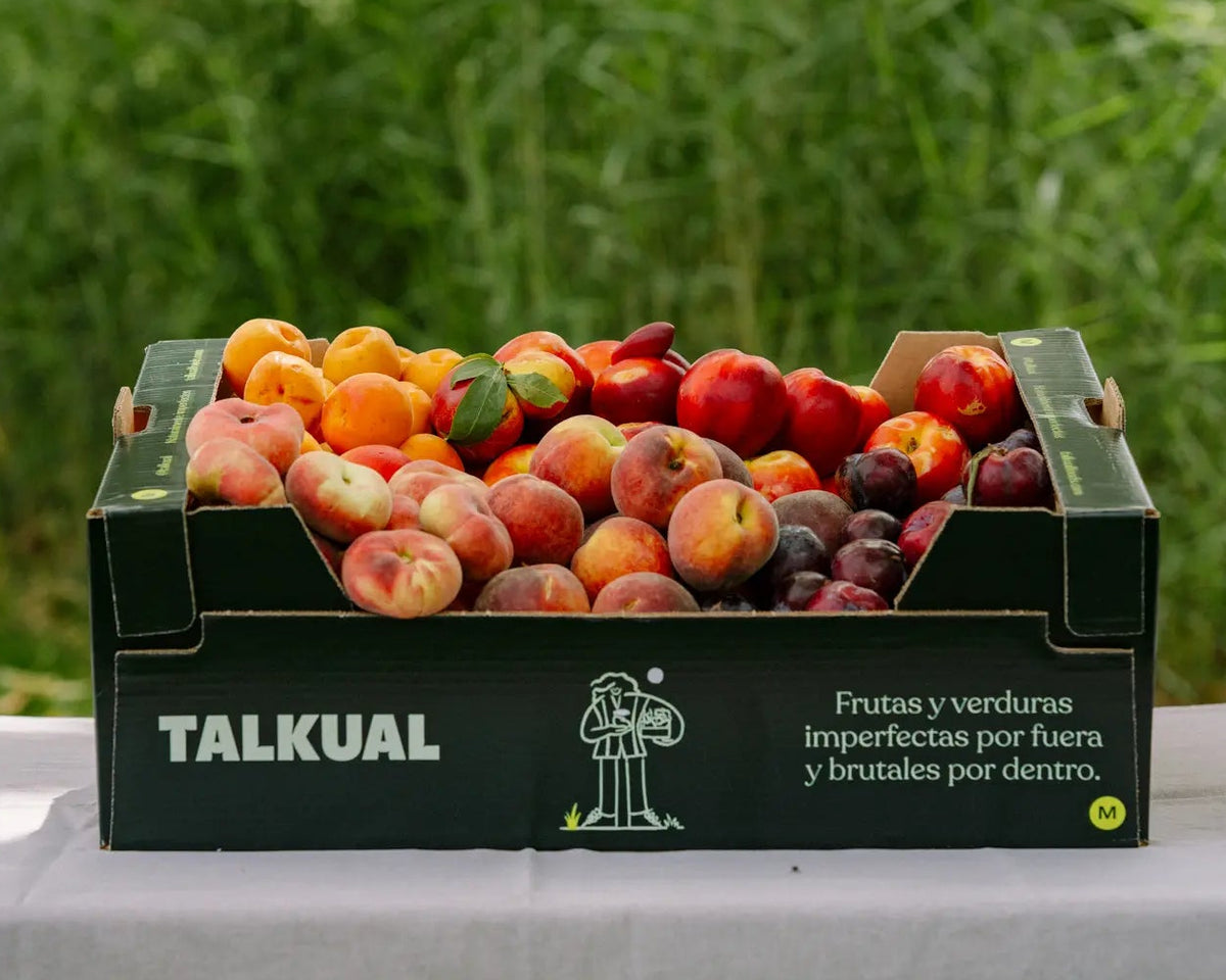 Caja mediana de fruta de hueso imperfecta Talkual con melocotones, nectarinas, ciruelas y albaricoques