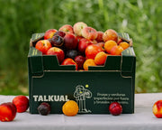 Caja pequeña de fruta de hueso imperfecta Talkual con fruta de temporada