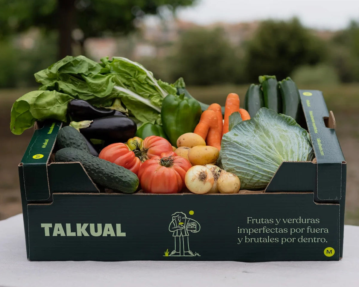 Caja mediana de verduras imperfectas Talkual con tomates, col, zanahorias, pepinos y cebollas