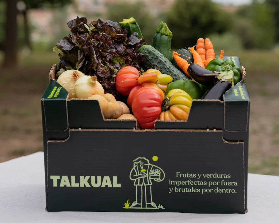 Caja pequeña de verduras imperfectas Talkual con tomates, pepinos, zanahorias y pimiento verde
