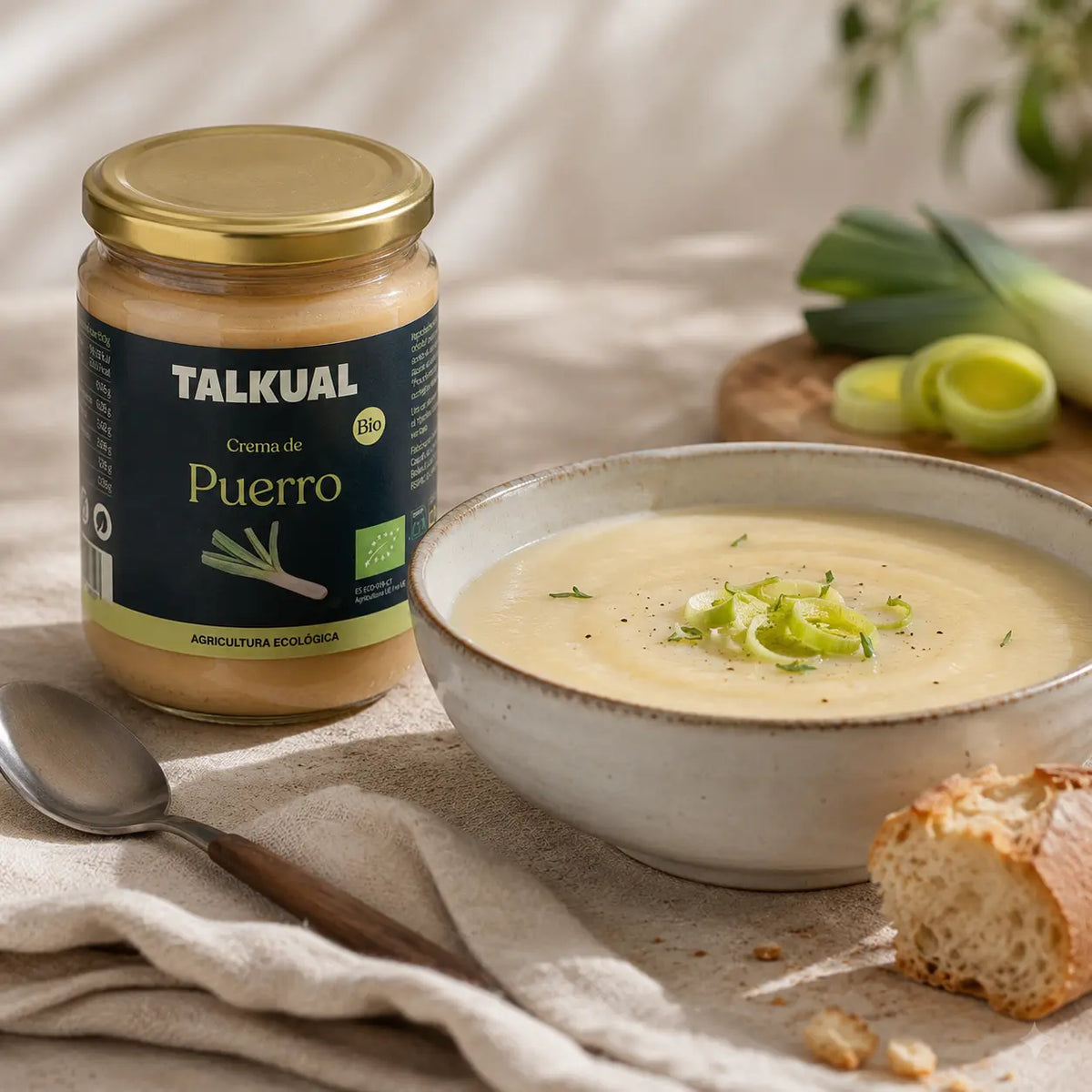 Tarro de crema de calabaza ecológica TALKUAL con bol de crema servido y semillas