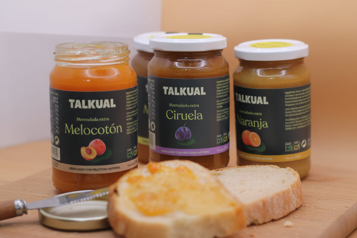 Mermeladas TALKUAL con pan y cuchillo en madera
